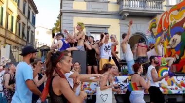 Florence Italy, 8 Temmuz 2023: Dans ederken eğlenen ve gülen bir grup şovmen, Gay Pride geçit töreninde bir şamandıranın üzerinde.