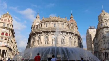 Cenova İtalya, 02 Ağustos 2023: Piazza de Ferrari 'deki çeşmeli Borsa binasının ön manzarası