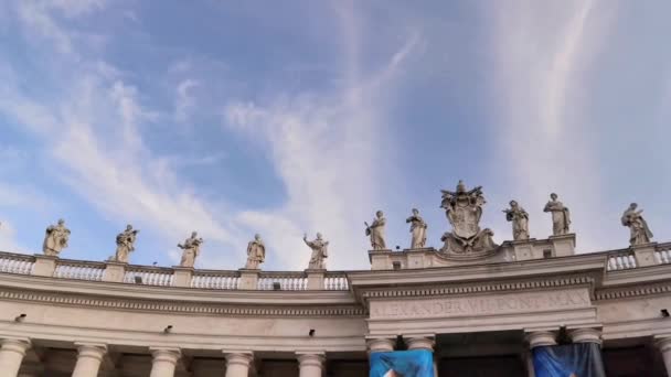 ローマ イタリア 2023年5月12日 バチカン市のローマのセントピーター広場に沿って配置された像の下から撮影 — ストック動画