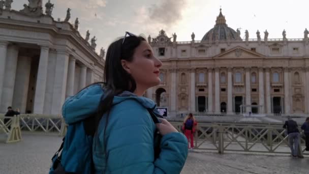 Ρώμη Ιταλία Μαΐου 2023 Ένα Τουριστικό Κορίτσι Που Επισκέπτεται Βατικανό — Αρχείο Βίντεο