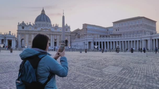 ローマ イタリア 2023年5月12日 ローマのバチカン市の背景にセントピーターズバシリカが見えるセントピーター広場を撮影している女性 — ストック動画
