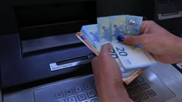 Bankamatikten Para Sayan Bir Kızın Bakış Açısı Akşam Saatlerinde Çekilmiş — Stok video