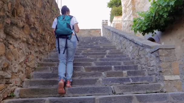 Castiglione Della Pescaia Italien Juni 2023 Ein Touristenmädchen Beim Treppensteigen — Stockvideo