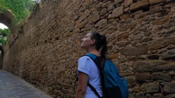 Uma Menina Caminha Lado Uma Parede Velha Centro Histórico Cidade — Vídeo de Stock
