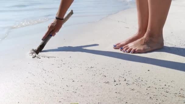 Uma Menina Que Pára Praia Para Desenhar Coração Areia Quando — Vídeo de Stock