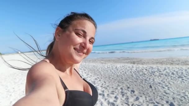 Seorang Gadis Mengambil Video Selfie Menunjukkan Pantai Dan Laut Dan — Stok Video
