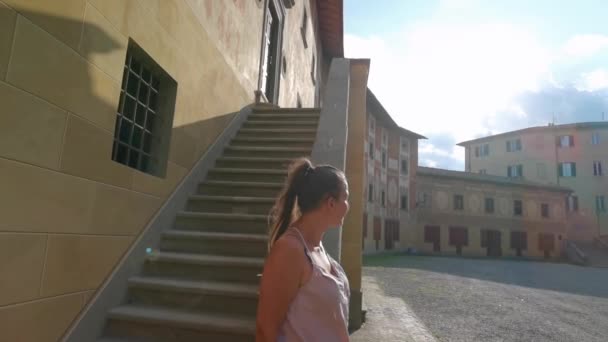 San Miniato Ιταλία Ιουνίου 2023 Ένα Κορίτσι Κατεβαίνει Τις Σκάλες — Αρχείο Βίντεο