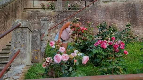 Jardin Roses Colorées San Miniato Avec Une Fille Qui Sent — Video