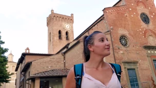 Dívka Usmívá Když Rozhlíží Náměstí Kde Nachází Katedrála Zvonicí Města — Stock video