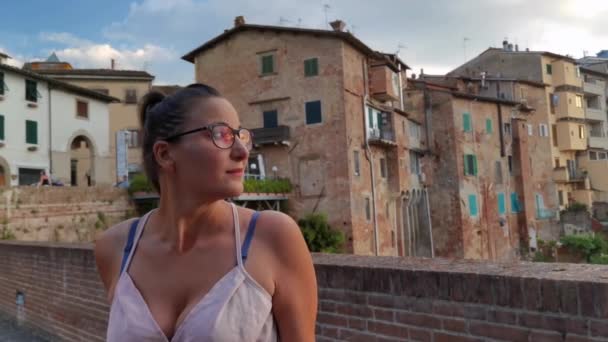 Een Meisje Dat Kijkt Richting Van Zonsondergang Stad San Miniato — Stockvideo