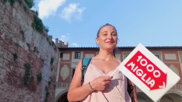 San Miniato Itália Junho 2023 Turista Sorridente Acenando Com Bandeira — Vídeo de Stock