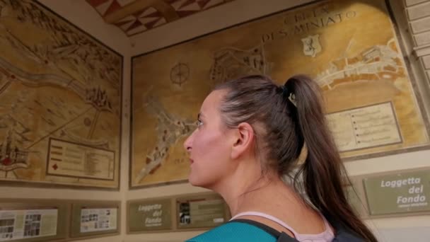 2023年6月15日 ミニアト イタリア パノラマ ヘッド ムーブメントを持つ少女によって観察された古代の地図のスタイルのフレスコ — ストック動画