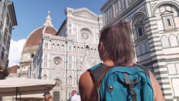 2023年6月16日 意大利佛罗伦萨 一位正在市中心散步的女游客 背景上有一座大教堂 — 图库视频影像