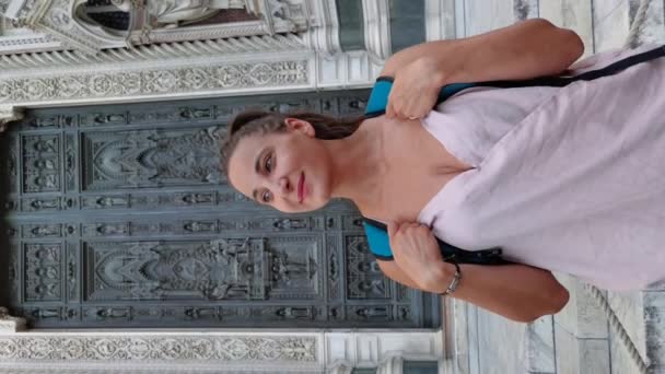Fată Zâmbește Timp Merge Fața Catedralei — Videoclip de stoc
