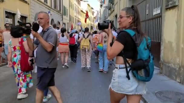 Флоренция Италия Июля 2023 Девушка Фотографирует Время Прогулки Гей Параду — стоковое видео