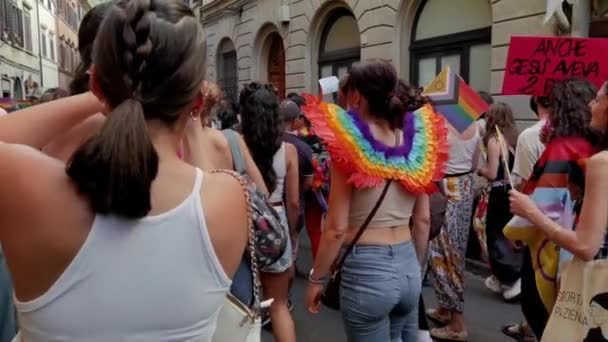 フローレンスイタリア 2023 都市で起こっていたゲイプライドパレードを歩いている人々のグループ — ストック動画
