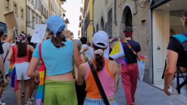 Φλωρεντία Ιταλία Ιουλίου 2023 Δύο Κορίτσια Ντυμένα Φωτεινά Χρώματα Περπατούν — Αρχείο Βίντεο