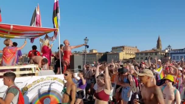 Флоренція Італія Липня 2023 Алегоричний Поплавок Групою Артистів Одягнених Лгбт — стокове відео