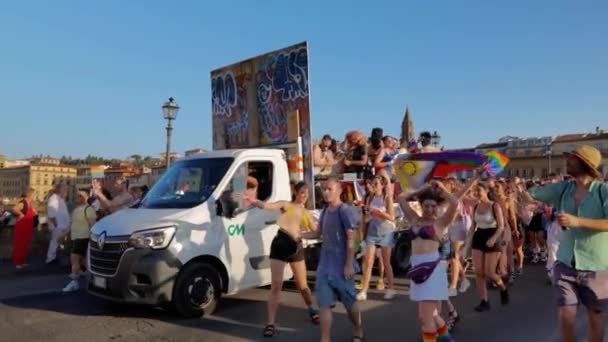 フローレンスイタリア 2023 ゲイプライドイベントパレード中にLgbtのテーマダンスで服を着たエンターテイナーのグループと主張フロート — ストック動画
