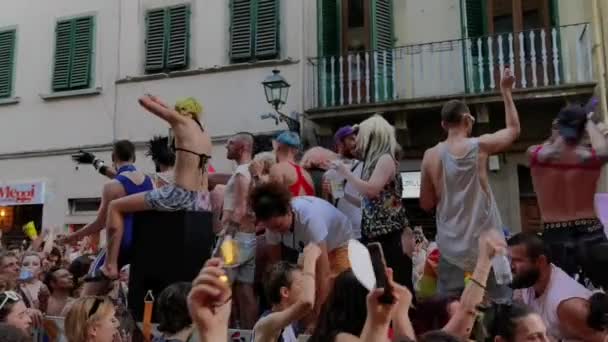 피렌체 이탈리아 2023년 프라이드 행사의 퍼레이드 플로트에서 춤추는 사람들 — 비디오