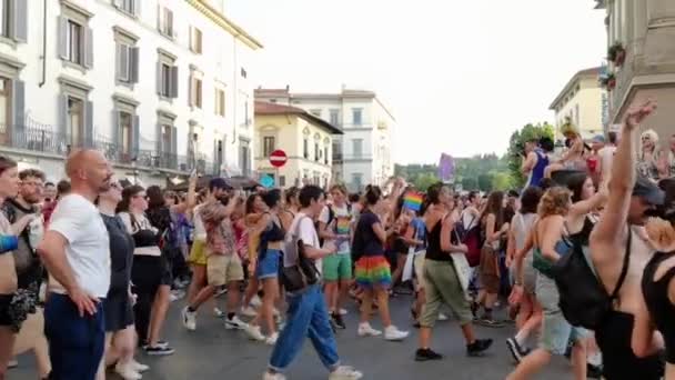 Φλωρεντία Ιταλία Ιουλίου 2023 Άνθρωποι Χορεύουν Και Τραγουδούν Ενώ Ακολουθούν — Αρχείο Βίντεο