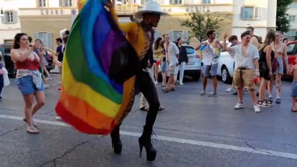 피렌체 이탈리아 2023년 프라이드 이벤트 퍼레이드 무지개 깃발을 흔들며 춤추는 — 비디오