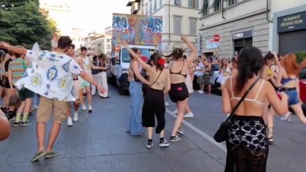 Florencja Włochy Lipca 2023 Szczęśliwe Uśmiechnięte Dziewczyny Podczas Parady Gay — Wideo stockowe