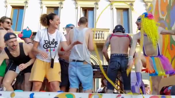 Флоренция Италия Июля 2023 Года Группа Артистов Счастливо Смеющихся Платформе — стоковое видео
