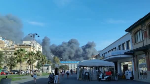 Viareggio Lipca 2023 Chmura Czarnego Dymu Spowodowana Pożarem Fabryki Akcesoriów — Wideo stockowe