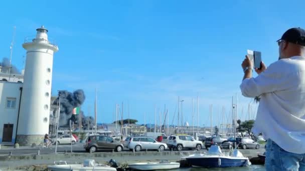 Viareggio Ιουλίου 2023 Πλευρική Προοπτική Πυρκαγιάς Πολύ Καπνό Και Φλόγες — Αρχείο Βίντεο