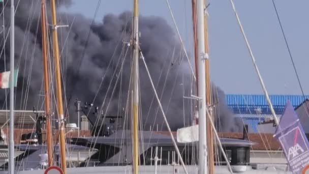 维亚雷吉欧 Viareggio 2023年7月25日 燃烧的黑烟云 由一个航海零配件工厂的大火引起 — 图库视频影像