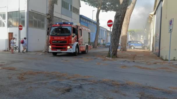 Viareggio Lipca 2023 Interwencja Wozu Strażackiego Pożar Fabryce Akcesoriów Morskich — Wideo stockowe