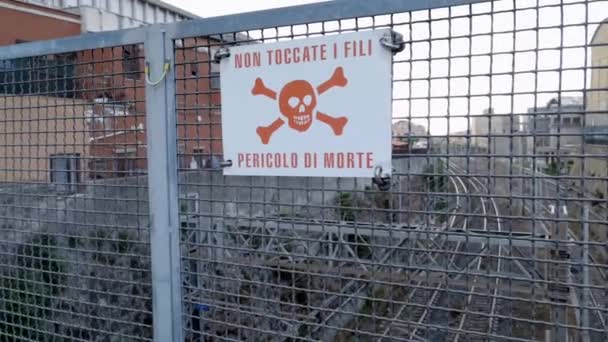 Civitavecchia Ιταλία Μαΐου 2023 Εγγραφείτε Τις Λέξεις Μην Αγγίζετε Καλώδια — Αρχείο Βίντεο