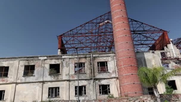 Una Vieja Fábrica Abandonada Estado Ruinoso Que Carece Techo — Vídeo de stock