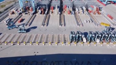 Savona İtalya, 5 Ağustos 2023: Birden fazla konteynır ve çalışan dev vinçlerle liman merkezinin havadan görüntüsü