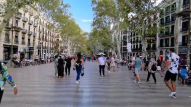 Barselona İspanya, 14 Eylül 2023: La Rambla ünlü caddesi şehir merkezinde yer almaktadır.