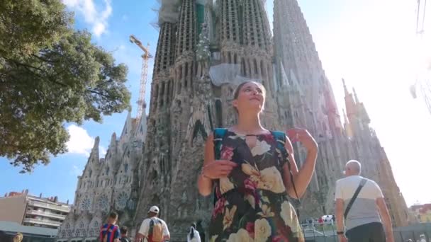 Barcelona Spanien September 2023 Turist Ler Medan Går Och Ser — Stockvideo