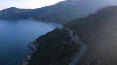 Arjantario Dağı boyunca uzanan yeşil alanla çevrili yolun havadan görünüşü.