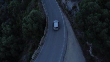 Argentario İtalya 02 Haziran 2023: Porto Ercole 'da Monte Argentario' dan geçen bir arabanın hava görüntüsü