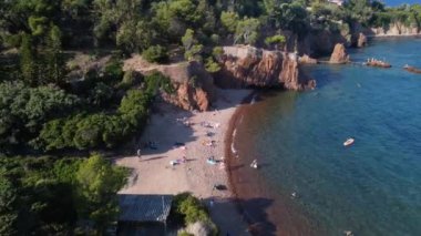 Fransa 'daki Fransız Rivierası' nda banyo ve temiz suyla yeşil sahilin havadan görüntüsü.