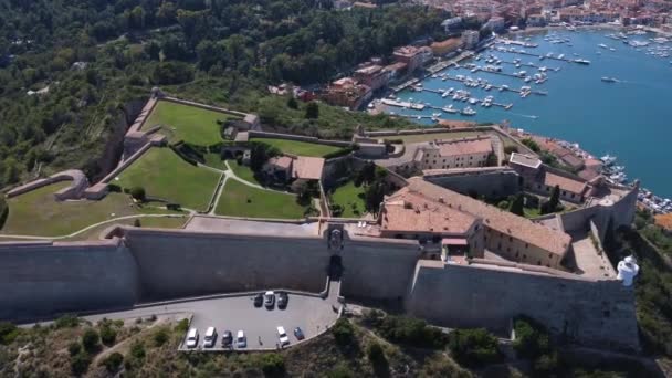 Arkasında Porto Ercole Limanı Olan Monte Argentario Daki Büyük Bir — Stok video