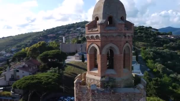 カスティグリオーネ デッラ ペスカイアの鐘楼の周辺のパノラマの眺め — ストック動画