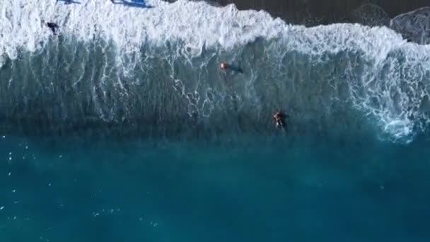 Vista Aérea Cima Nadadores Praia Entrando Mar Finale Ligure — Vídeo de Stock