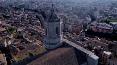 İspanya 'da Girona' daki Santa Maria Katedrali 'nin çan kulesinin hava manzaralı hali.