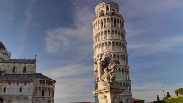 イタリア 2023 正面に像が付いているピサの塔 — ストック動画