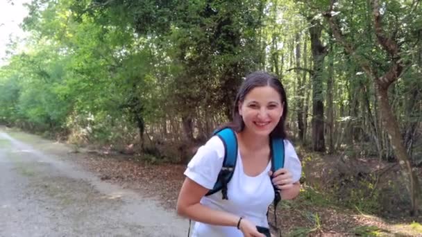ラティナ自然保護区の森の道で笑っている幸せな少女 — ストック動画