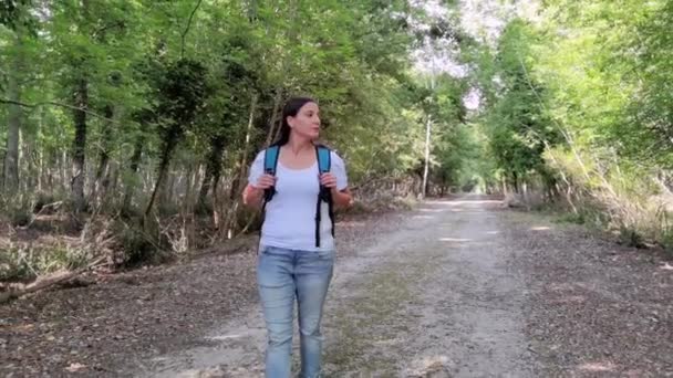 ラティナ イタリア 2023年5月25日 ラティナ自然保護区の森の中を歩き回る少女 — ストック動画