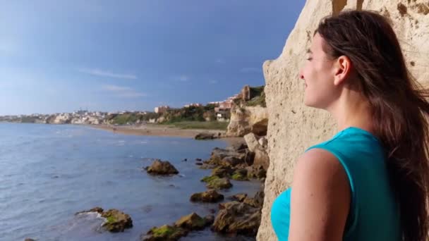 Yüzünde Güneş Olan Kız Ufukta Anzio Denizi Seyrediyor — Stok video