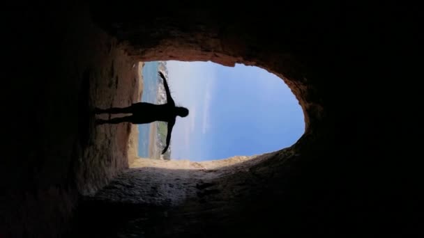 Vídeo Vertical Uma Menina Que Abre Braços Caverna Com Mar — Vídeo de Stock
