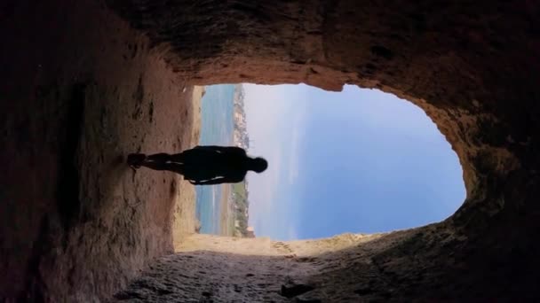 Vídeo Vertical Uma Menina Caminhando Direção Saída Uma Grande Caverna — Vídeo de Stock